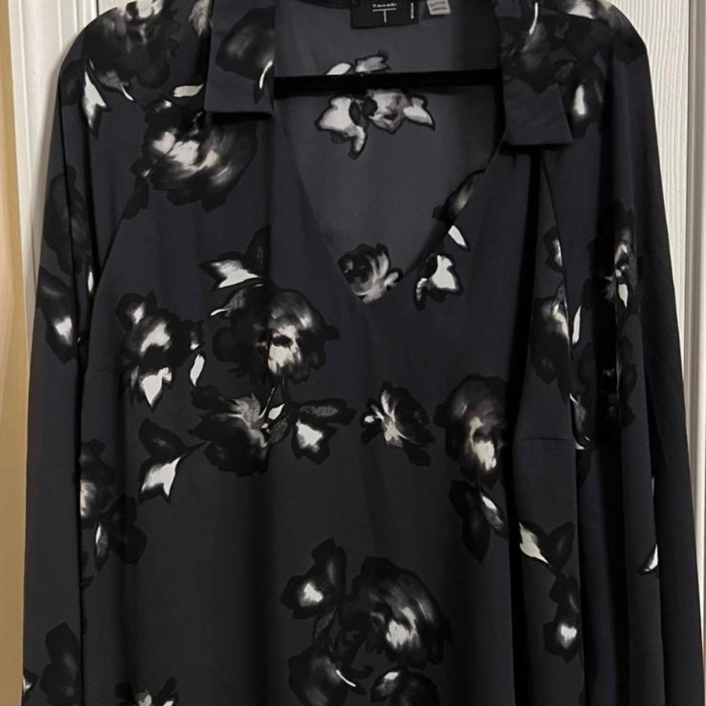 Tahari black & white floral polyester blouse in a size 3X'